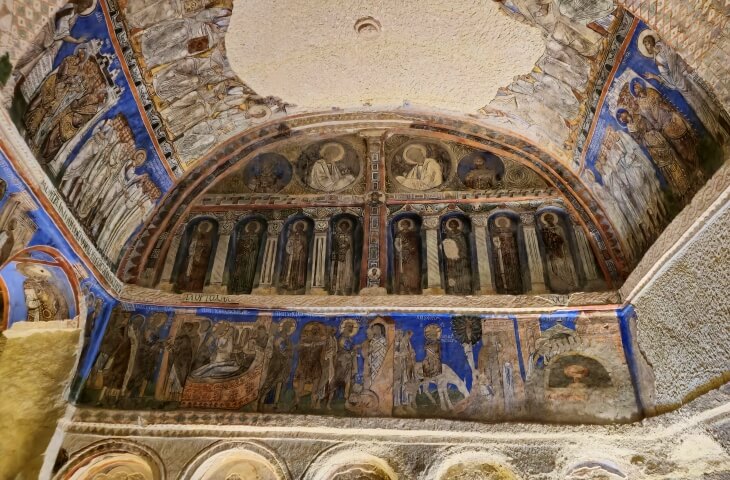 Tokalı Kilise’nin iç duvarlarında yer alan mavi tonların hakim olduğu İncil temalı freskler, aziz figürleriyle birlikte görülüyor.